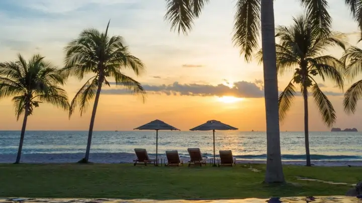 Playa Flamingo tumbonas atardecer