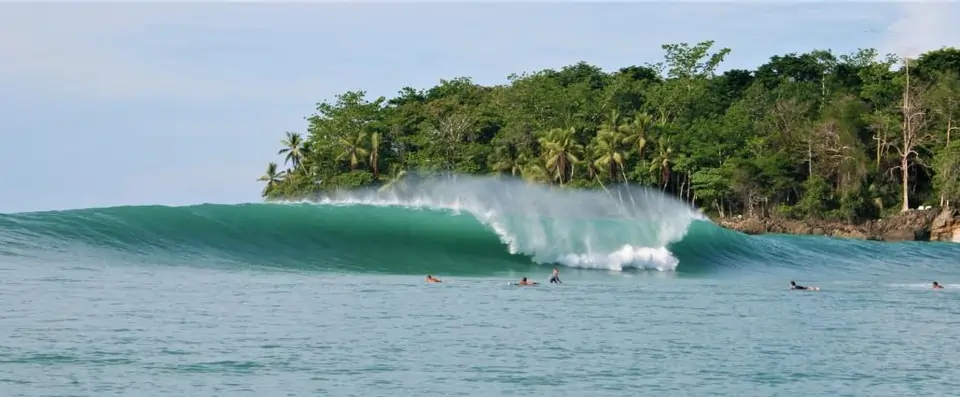 Ola rompiendo ideal Surf en Costa Rica